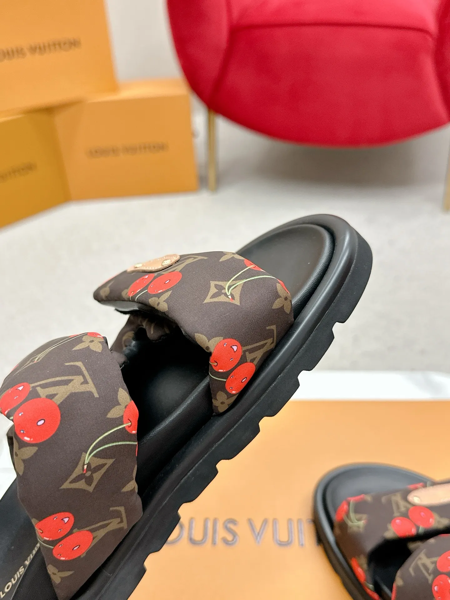 P340 yuan LV Louis Vuitton Full of high-end feel! A popular model among bloggers at home and abroad, it’s retro and fashionable, and looks stunning on your feet! Mainly recommended model on the official website★ ━━━━━ ЅᏇєєt ━━━━━ ▪️Upper: original calfskin ➕5D printing process ▪️Inner: imported mixed sheepskin ▪️Outsole: original molded foam outsole ▪️Size: Female 35-40 Men's 39-44 (women's 41 men's 45)